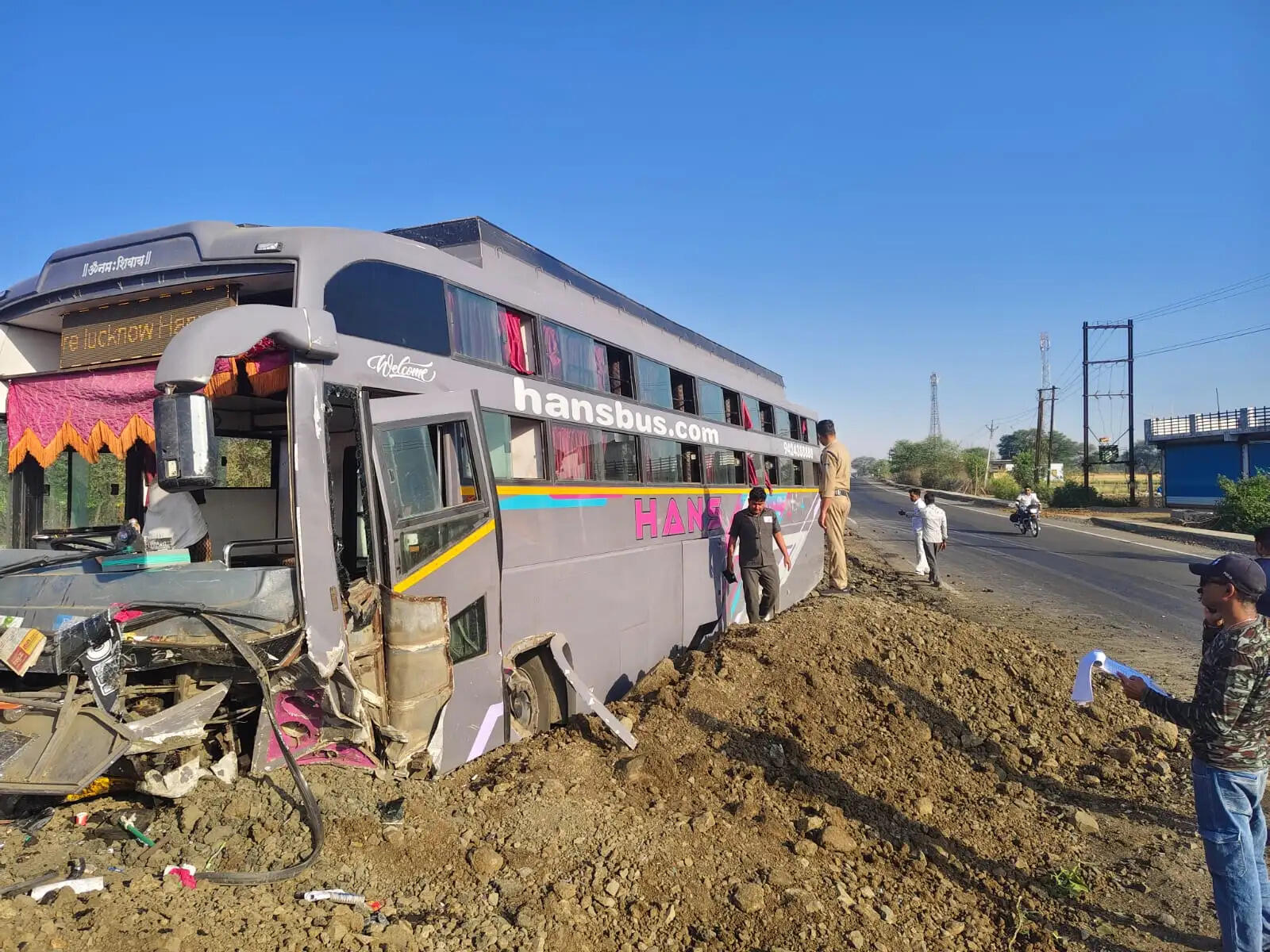 राजगढ़ : तेज रफ्तार बस गिट्टी के ढेर पर चढ़ी, तीन वर्षीय मासूम की मौत, 12 यात्री घायल