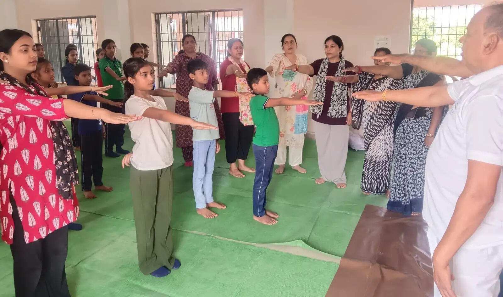 नवागढ़ में योग कार्यक्रम आयोजित, छात्राओं को स्वास्थ्य और स्वच्छता की दी गई जानकारी