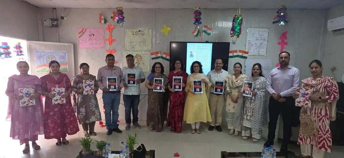 न्यूजलेटर मढ़हीन बाइट्स का तीसरा संस्करण जारी, पुस्तकालय को भेंट कीं अर्थशास्त्र की 67 पुस्तकें