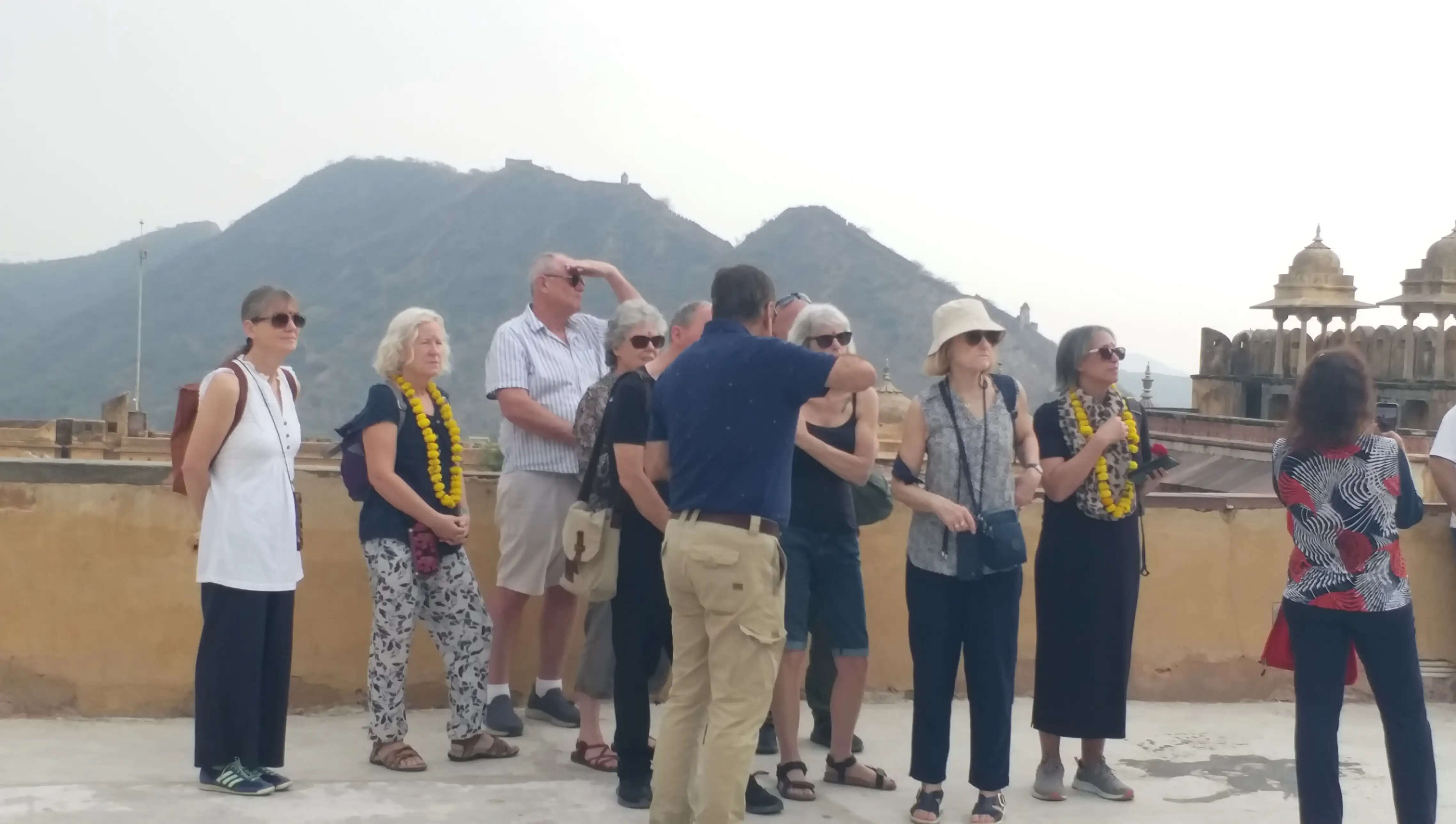 राजस्थान दिवस पर स्मारकों में उमड़ी भीड़: पर्यटकों का राजस्थानी अंदाज में स्वागत