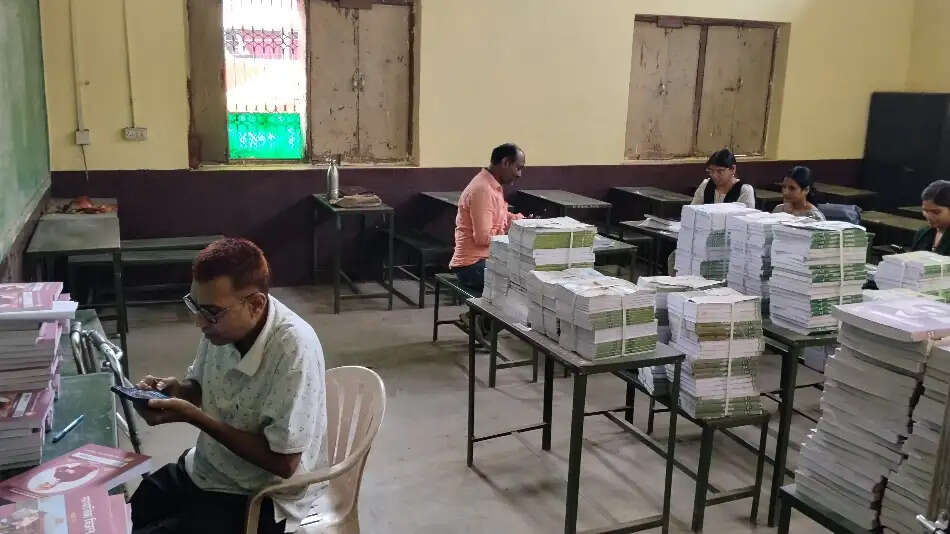 धमतरी : माहभर बाद पहुंचीं पाठ्यपुस्तकें, जिले के 168 संकुलों में 3.04 लाख किताबों का वितरण