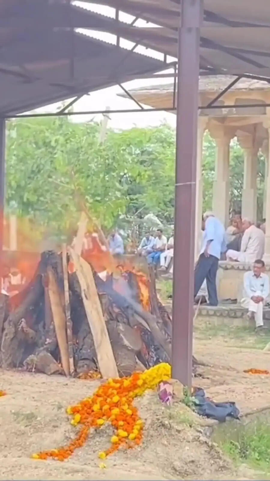 पुलिस लाइन में गूंजी अंतिम सलामी, थाना प्रभारी को पुष्पचक्र अर्पित कर दी श्रद्धांजलि