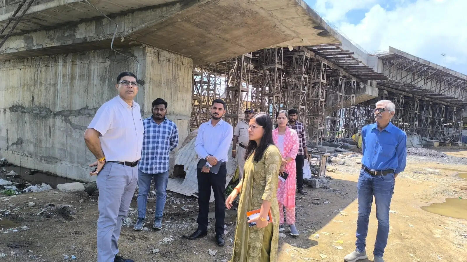 अनूपपुर: रेलवे ओवरब्रिज का कार्य गंभीरता एवं रुचि के साथ शीघ्र पूर्ण करें अधिकारी- कलेक्टर