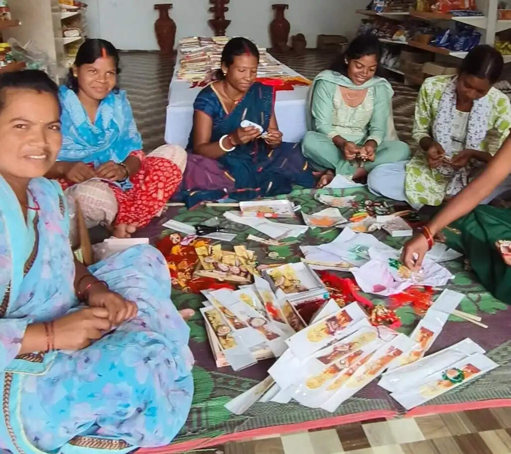 रक्षाबंधन पर राखियों के साथ आत्मनिर्भरता की नई डोर बुन रहीं ग्रामीण महिलाएं