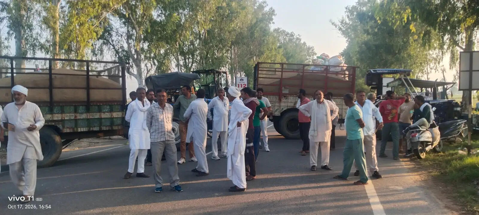 धान खरीद नहीं होने पर गुस्साए किसानों ने लगाया जींद-कैथल मार्ग पर जाम