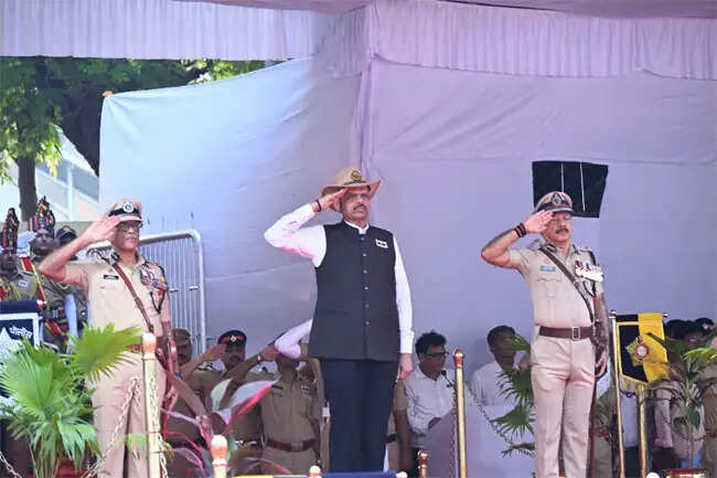 पुलिस स्मृति दिवस पर मुख्यमंत्री देवेंद्र फडणवीस ने शहीद पुलिसकर्मियों को दी श्रद्धांजलि