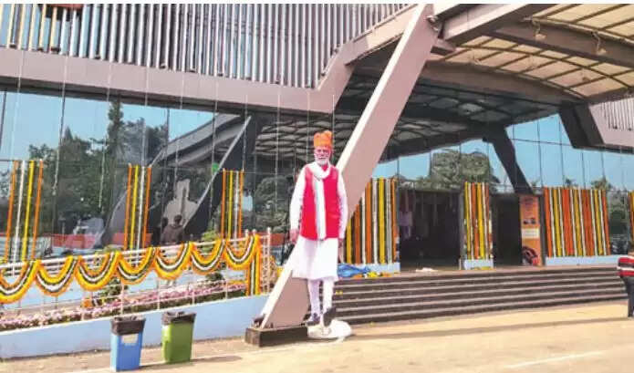 मालदा : स्लीपर वंदे भारत की पहली यात्रा से पहले हाई अलर्ट, पथराव की आशंका से बढ़ाई गई सुरक्षा