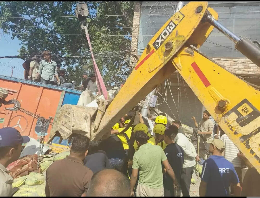 देहरादून में सड़क हादसा, ट्रक में फंसे व्यक्ति को रेस्क्यू कर बचाया