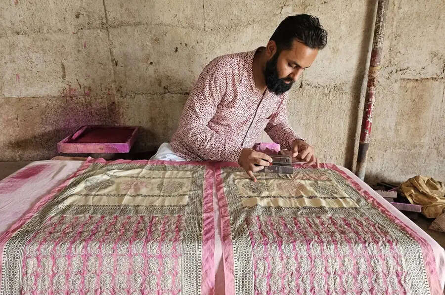 बाग प्रिंट को वैश्विक पहचान दिलाएंगे मध्य प्रदेश के मोहम्मद आरिफ, कोलंबो के अंतरराष्ट्रीय मेले में लेंगे हिस्सा