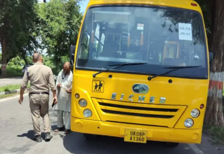 हरिद्वार में स्कूल वाहनों की जांच, 30 के किए चालान