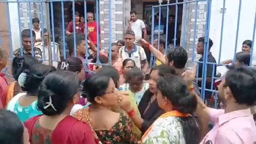 श्रावणी मेले को लेकर तारकेश्वर में जनाक्रोश, विधायक संतु पान के खिलाफ भाजपा नेताओं का प्रदर्शन