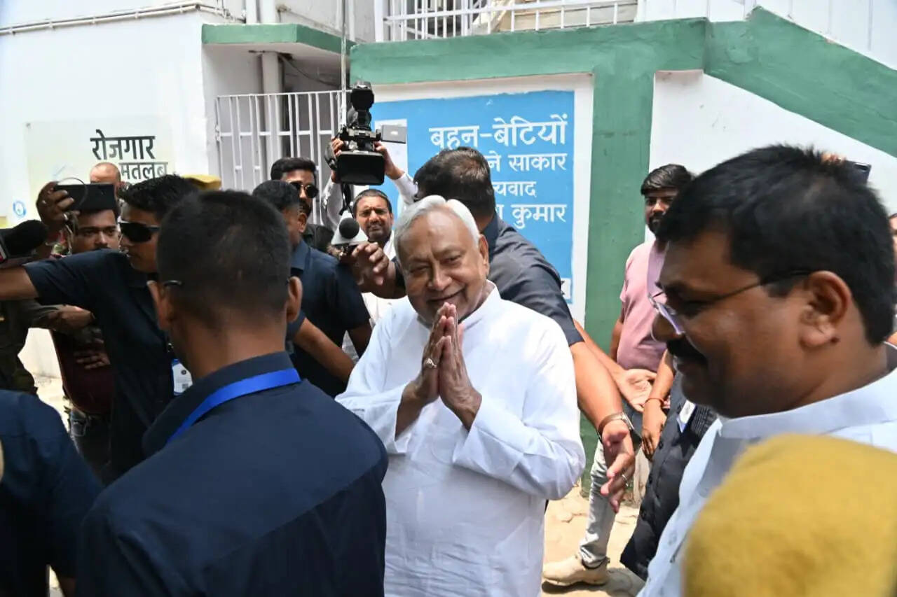 जदयू कार्यालय में जनसुनवाई कार्यक्रम के बीच पहुंचे नीतीश कुमार, कार्यक्रम का लिया जायजा