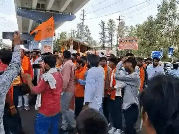 भाेपाल:&nbsp;वक्फ बोर्ड के विरोध में सड़क पर उतरी भगवा पार्टी, प्रतीकात्मक अर्थी निकालकर किया प्रदर्शन