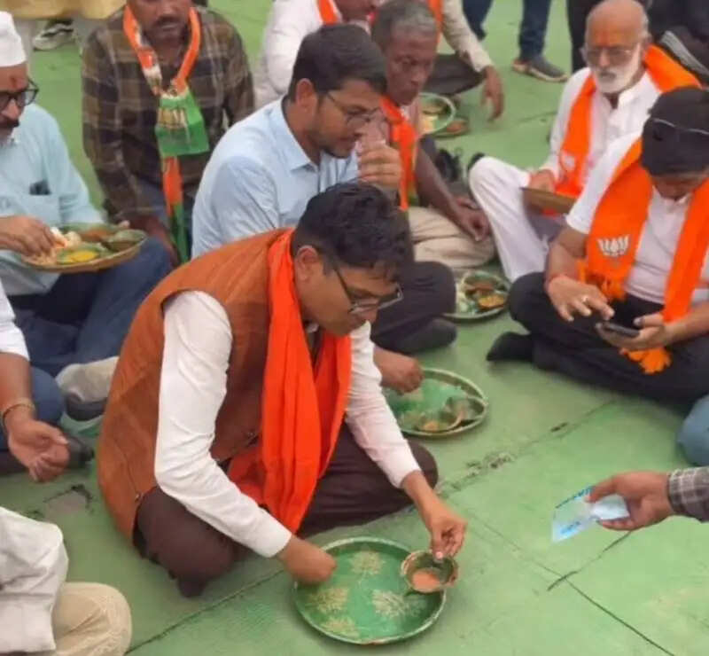 सादगी की मिसाल : वीआईपी संस्कृति को दरकिनार कर कार्यकर्ताओं के बीच पंगत में बैठकर ओपी ने किया भोजन