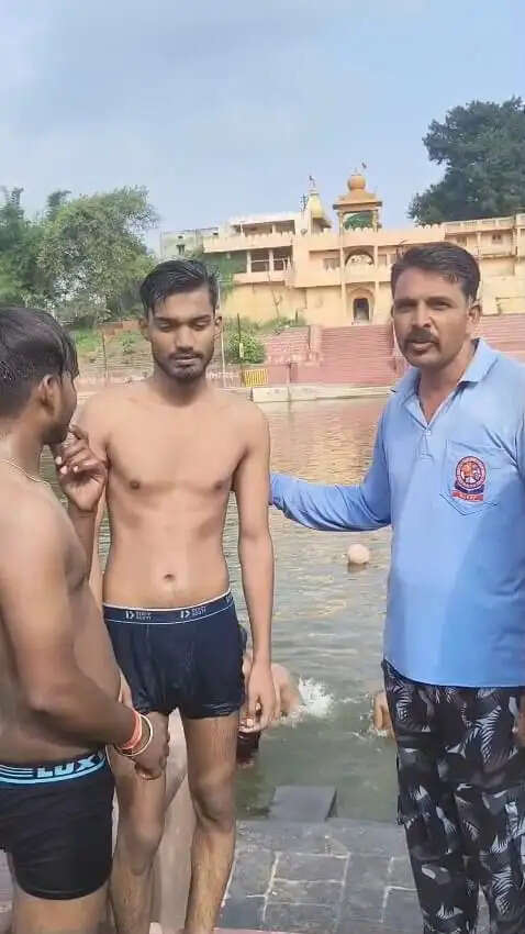 उज्जैन: शिप्रा नदी में डूब रहे प्रयागराज के दो श्रद्धालुओं की होमगार्ड और एसडीआरएफ ने बचाई जान