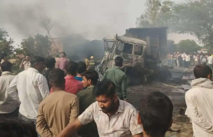 दो डंपरों की भिड़ंत में लगी आग,दोनों चालकों की जलकर मौत