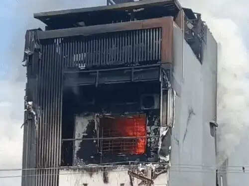 सतना में तीन मंजिला मकान के&nbsp;ऊपरी&nbsp;हिस्से में लगी&nbsp;भीषण आग, 5 लोग सुरक्षित निकाले,&nbsp;आसपास के मकान खाली कराए