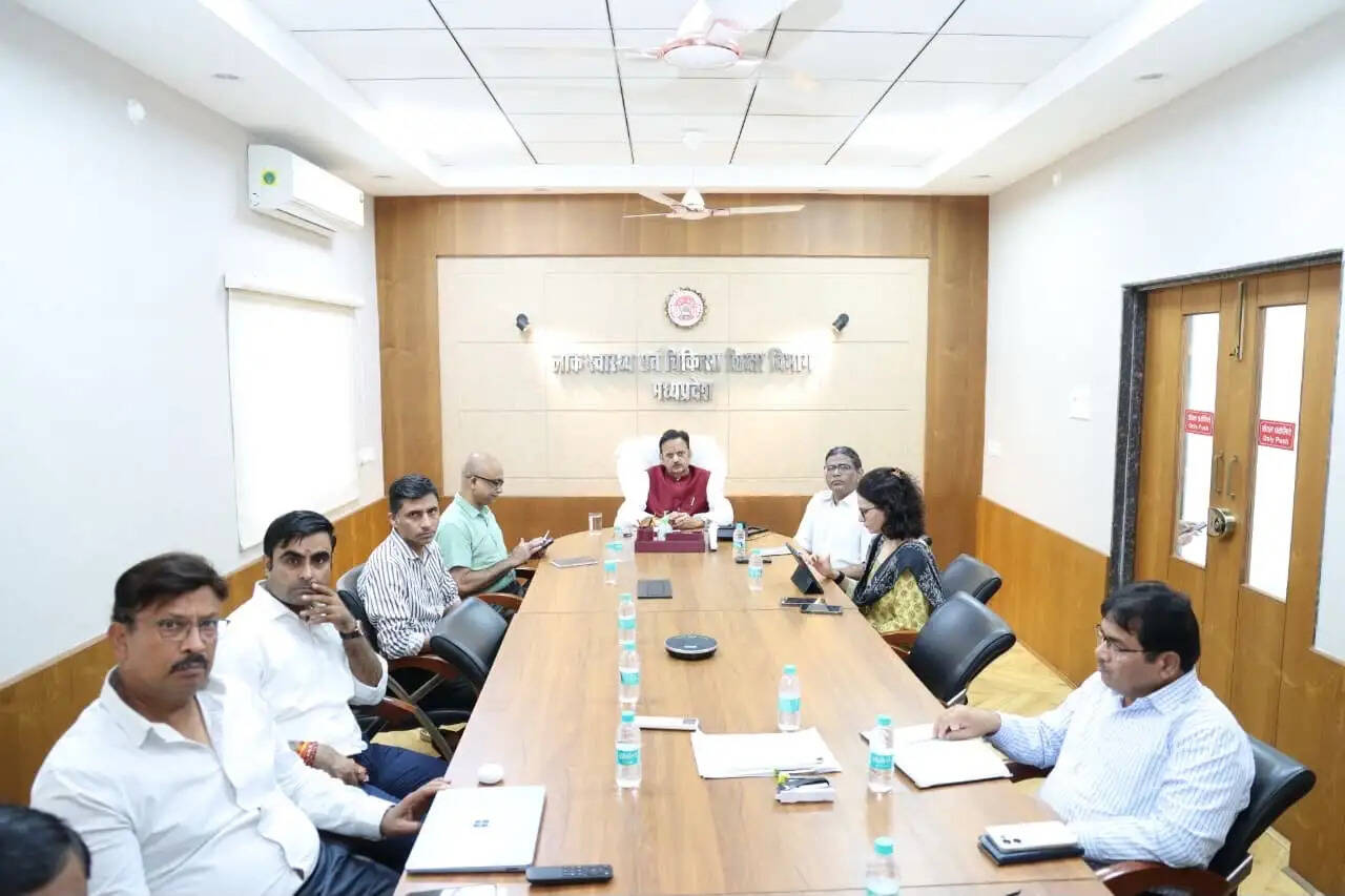 बालाघाट में हर पात्र व्यक्ति तक पहुंचे स्वास्थ्य सुविधा, 100&nbsp;प्रतिशत&nbsp;टीकाकरण कराएं: डिप्टी सीएम शुक्ल