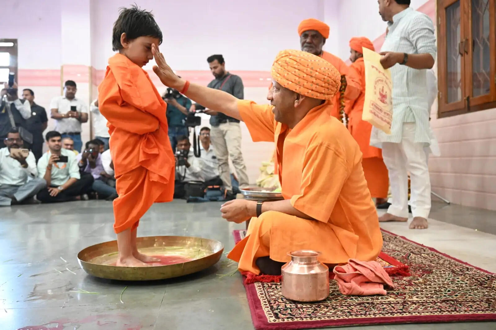 (अपडेट) गोरखनाथ मंदिर में कन्या पूजन अनुष्ठान : मुख्यमंत्री योगी ने नौ दुर्गा स्वरूपा कुंवारी कन्याओं के पांव पखारे