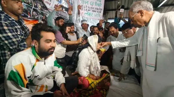भोपाल&nbsp;में&nbsp;16 दिन बाद शिक्षक अभ्यर्थियों का अनशन खत्म, दिग्विजय&nbsp;ने&nbsp;जूस पिलाकर तुड़वाया,&nbsp;शिक्षा मंत्री से फोन पर की बात