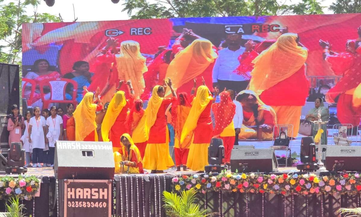 जौनपुर महोत्सव में नन्हे कलाकारों की प्रतिभा से सजा शाही किला, निपुण विद्यालयों को मिला सम्मान