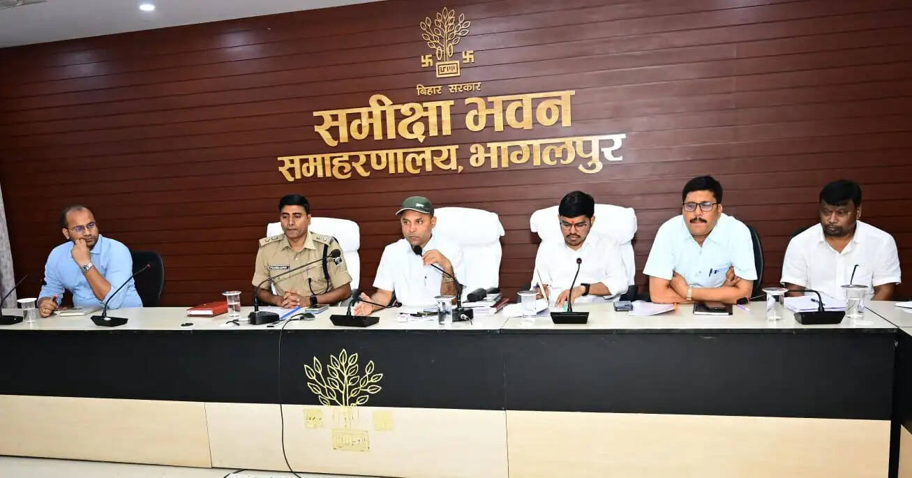 नीट परीक्षा को लेकर डीएम ने की समीक्षा बैठक