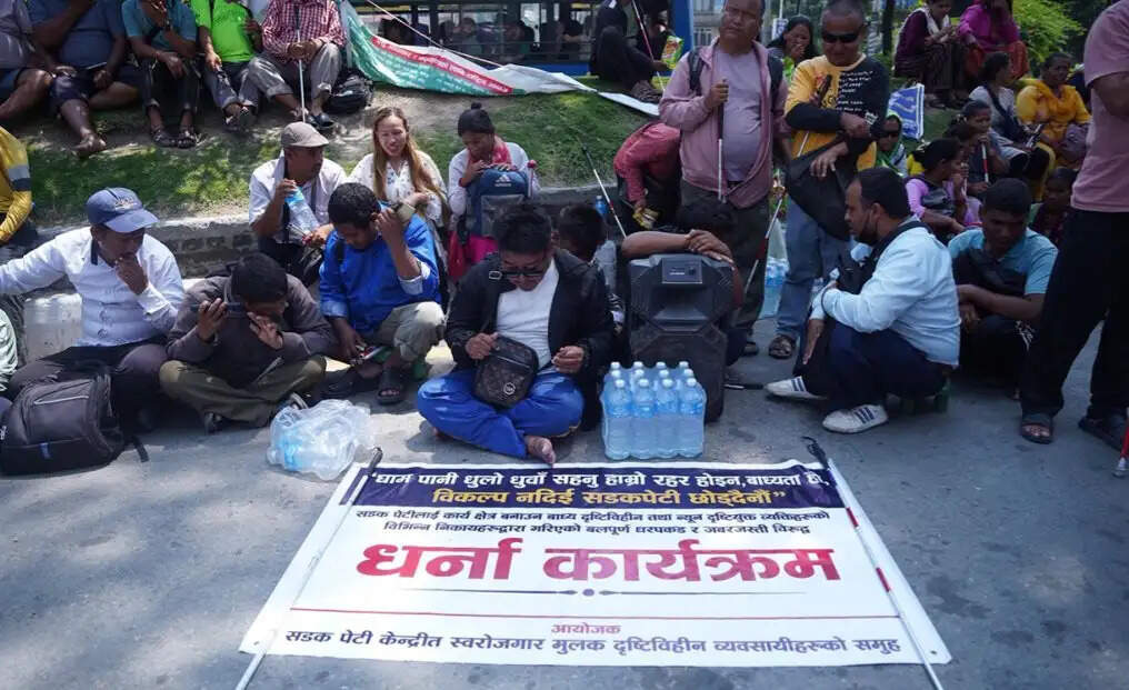 नेपाल में दृष्टिविहीनों का सरकार के विरोध में धरना, वैकल्पिक व्यवस्था करने की मांग