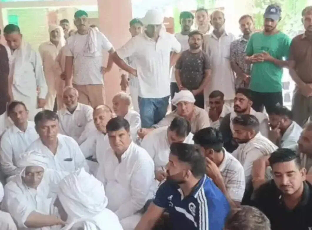 कैथल: हत्या के आरोपी महंत को ग्रामीणों ने दिया गांव निकाला, महेश पुरी को सौंपी डेरे की गद्दी