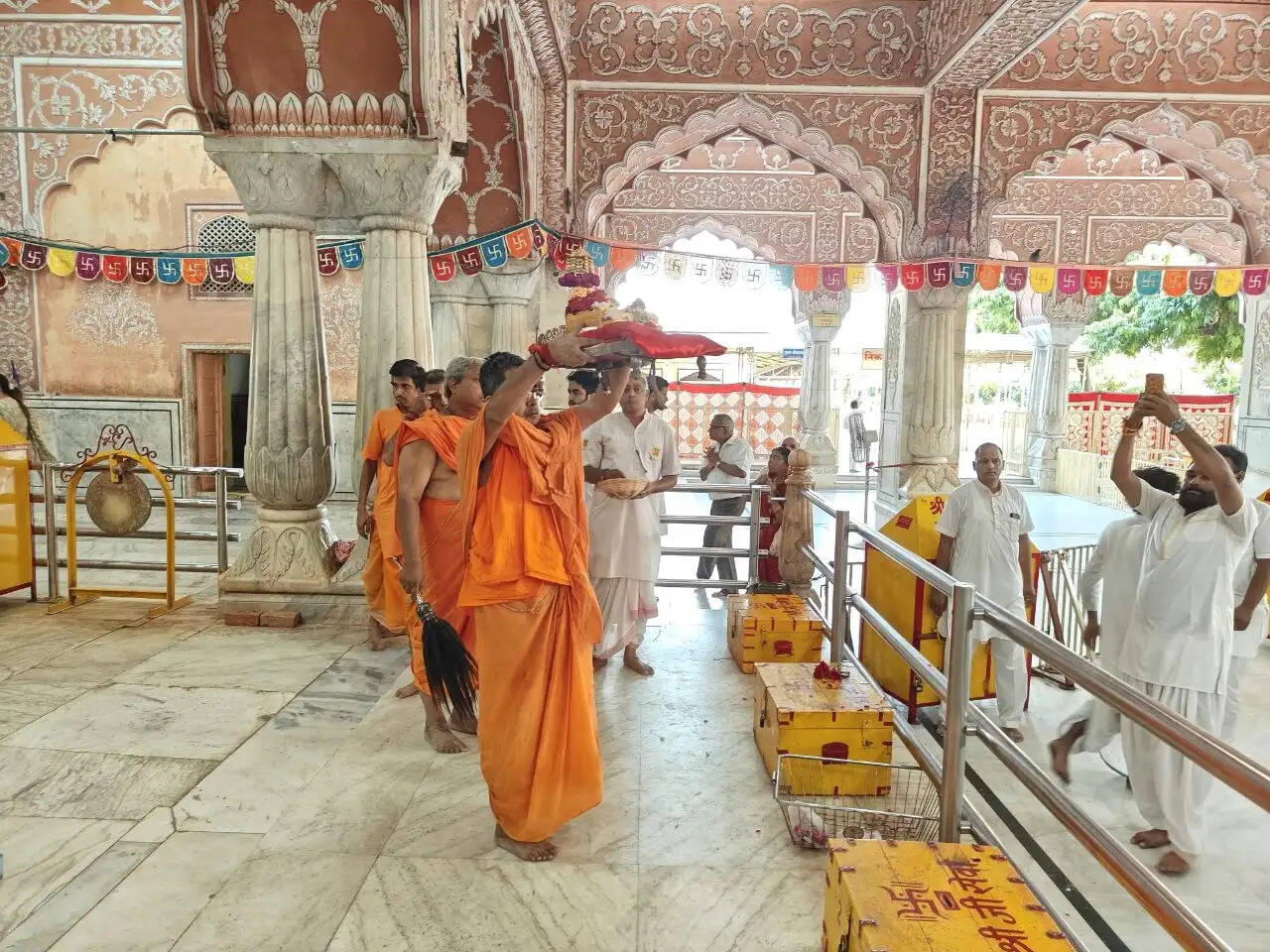 छोटी काशी में गूंजे शंख-घंटे: पालकी में निकले ठाकुर जी को कराया सरोवर में जल विहार