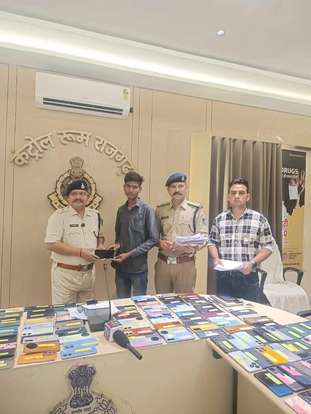 राजगढ़ः साइबर सेल ने 41.34 लाख रुपए कीमती 251 गुम मोबाइल ढूंढकर मालिकों को लौटाए