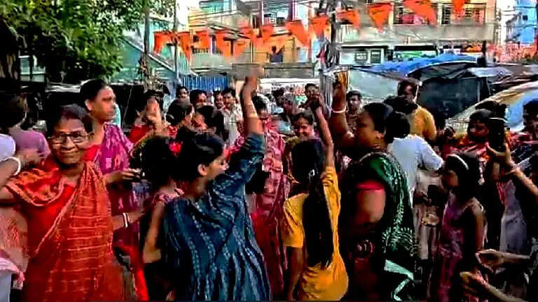 मुख्यमंत्री घोषणा के बाद शुभेंदु के पैतृक गांव कुरकुली में जश्न