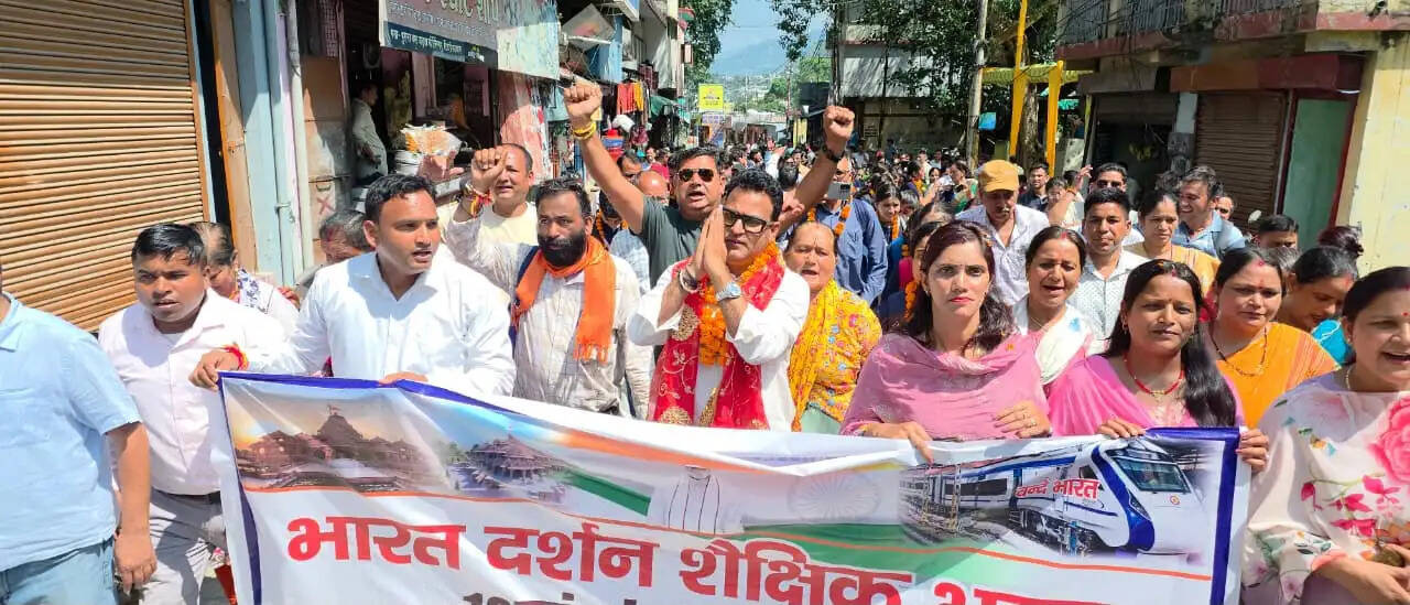 भारत दर्शन यात्रा के लिए देवप्रयाग विधानसभा के टॉपर छात्र-छात्राएं रवाना