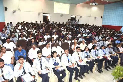 नए ऊर्जावान युवाओं को उद्यमिता की ओर प्रेरित करना समय की आवश्यकता : प्रो सुतावने