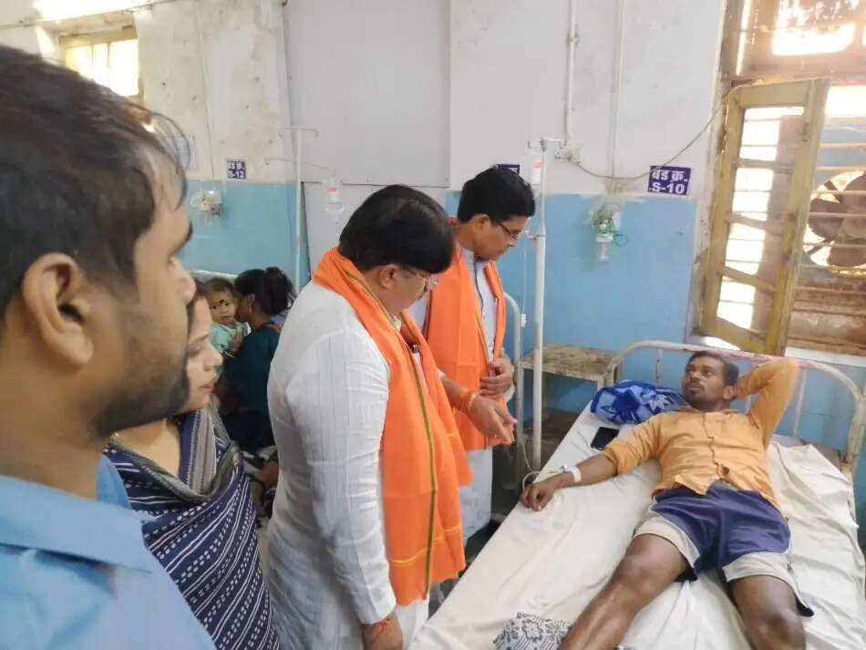 जिला अस्पताल पहुंचे जिले के प्रभारी मंत्री टंकराम, डाक्टरों से कहा मरीजों की करें सेवा