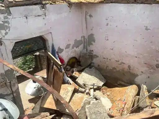 पलवल में मकान की छत गिरने से किशोरी की मौत, माता-पिता व भाई घायल