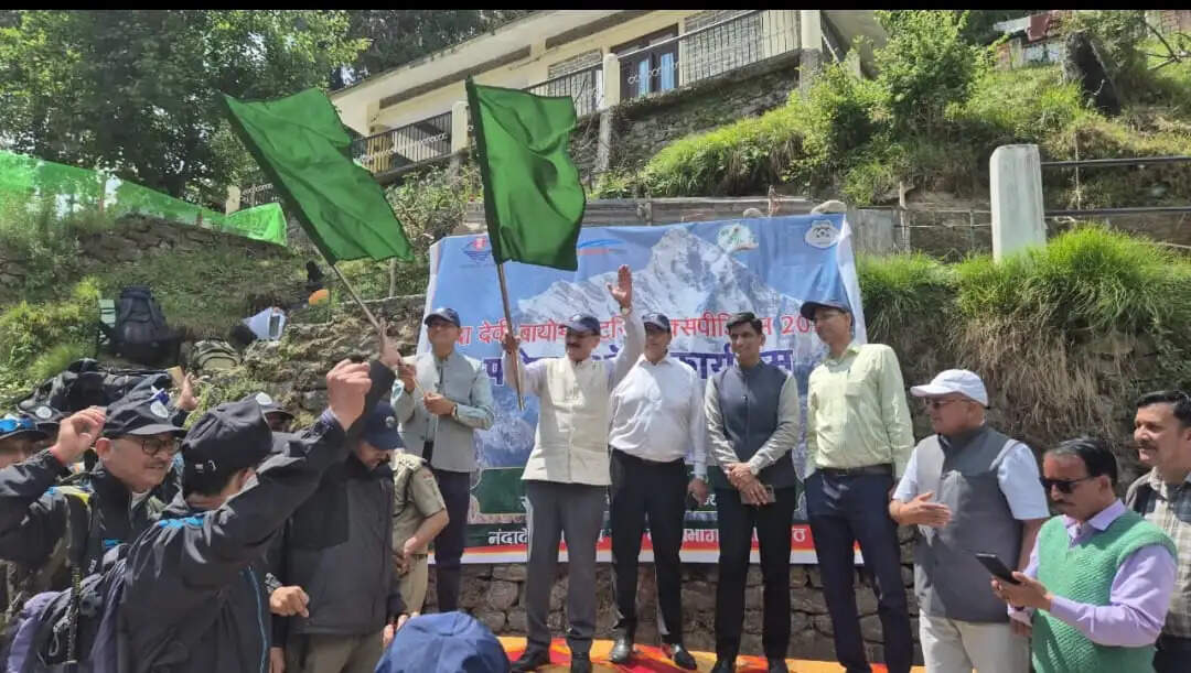 नंदा देवी एक्सपिडिशन: वन मंत्री ने 32 सदस्यीय टीम को हरी झंडी दिखाकर किया रवाना
