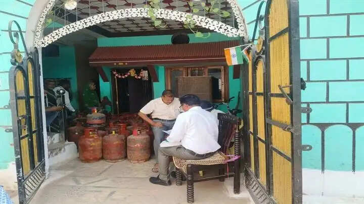 जबलपुरः घरेलू रसोई गैस सिलेंडरों की जमाखोरी और कालाबाजारी रोकने प्रशासन की कार्रवाई