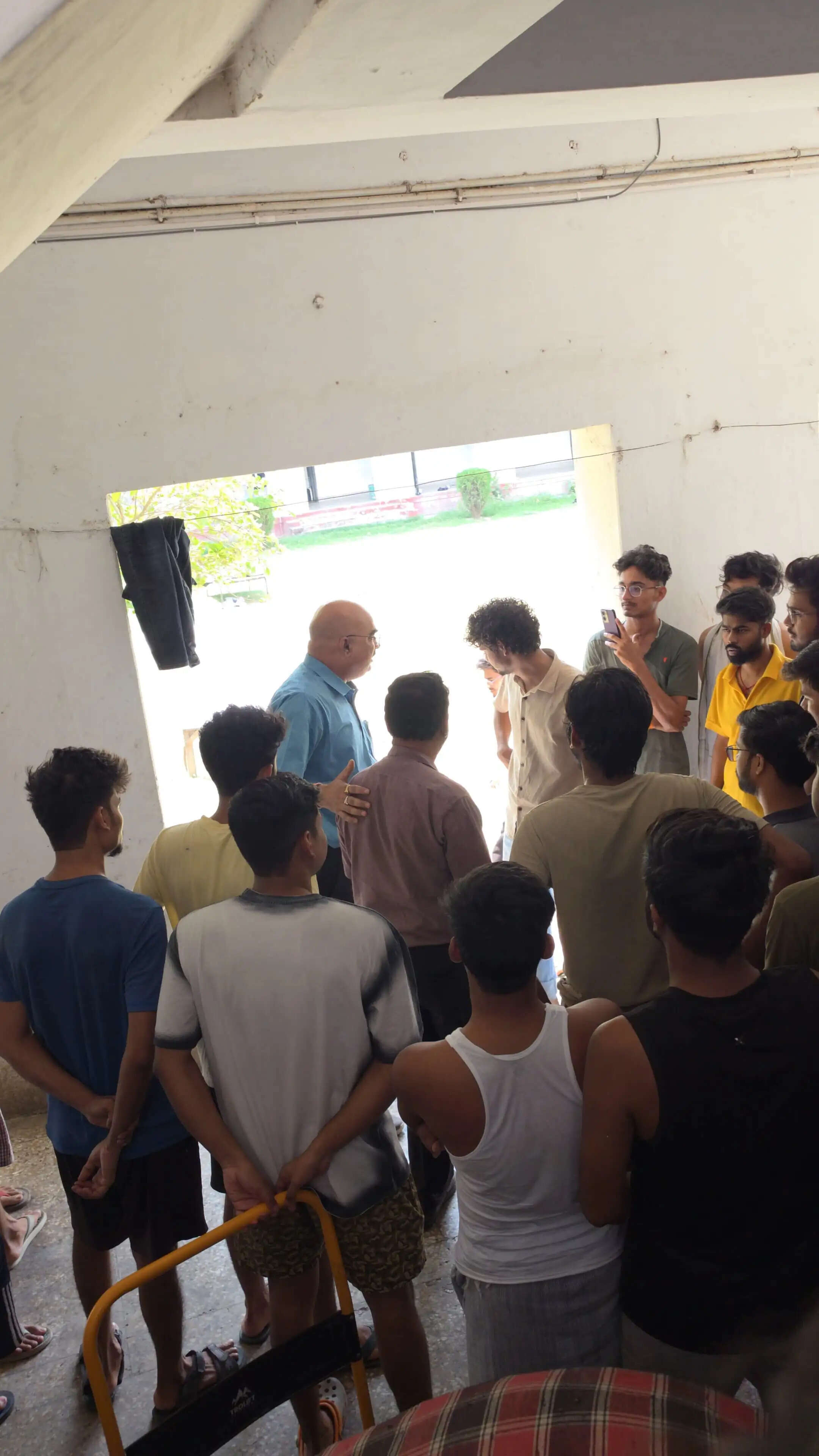 बीएचयू के डालमिया छात्रावास के खाने में मिली छिपकली, छात्रों ने किया विरोध प्रदर्शन