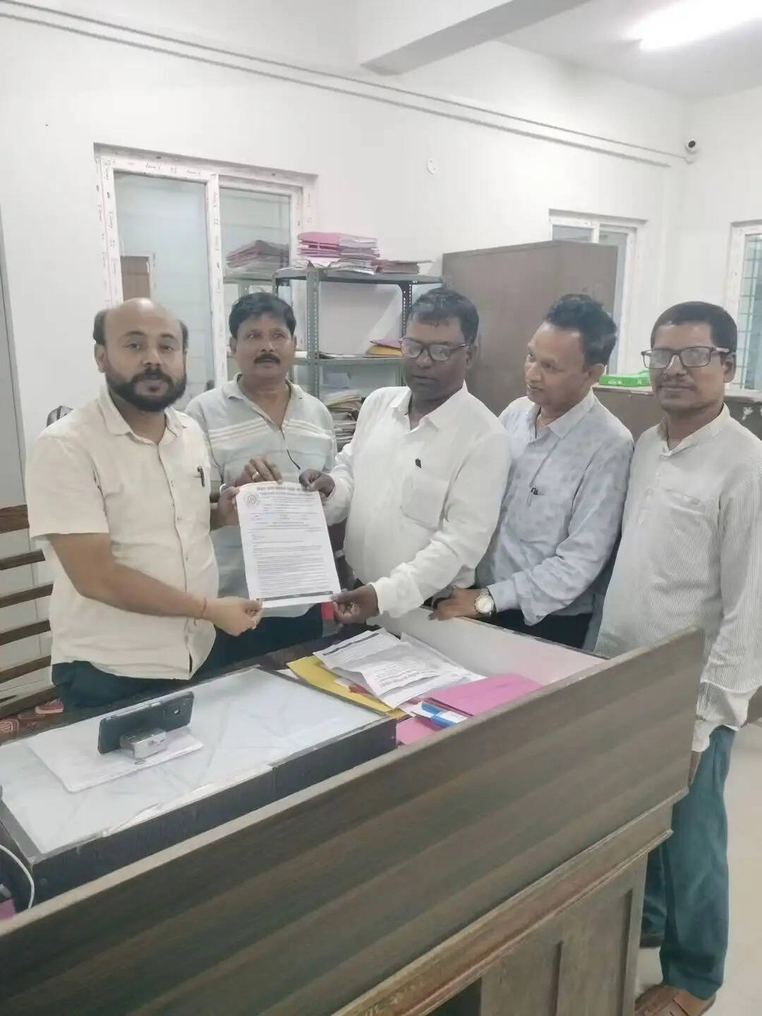 काली पूजा से पहले शिक्षकों के वेतन और एमडीएम वेंडरों के भुगतान के लिए संघ ने सौंपा ज्ञापन