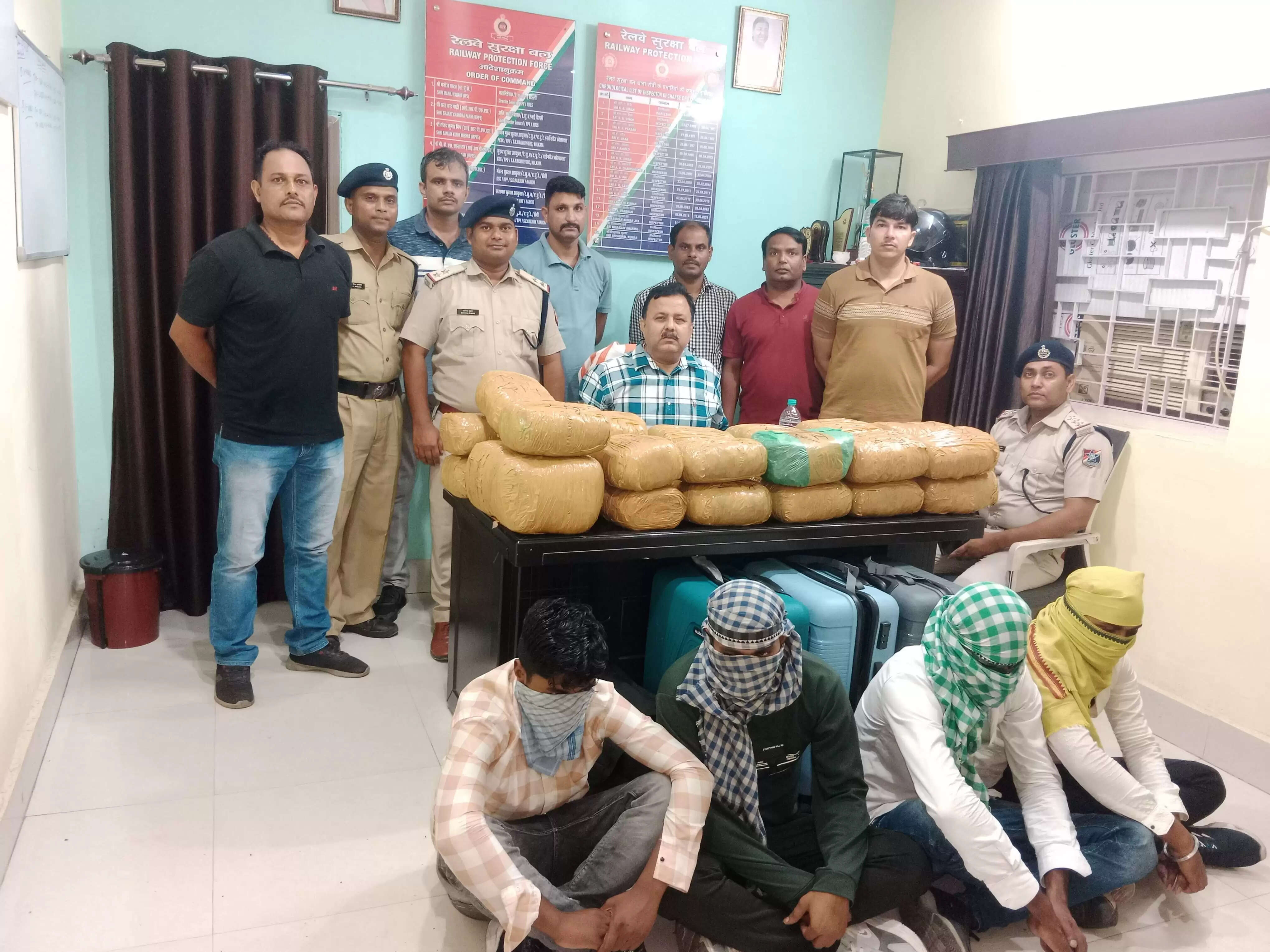 रांची स्टेशन से 56 किलो गांजा बरामद, चार गिरफ्तार