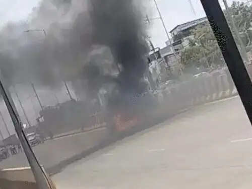इंदौर में चलती आई-20 कार में लगी भीषण आग,&nbsp;बोनट से धुआं निकलते ही चालक ने कूदकर बचाई जान