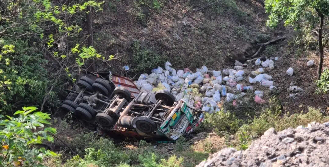 नाहन में गहरी खाई में गिरा ट्राला, चालक ने छलांग लगाकर बचाई जान
