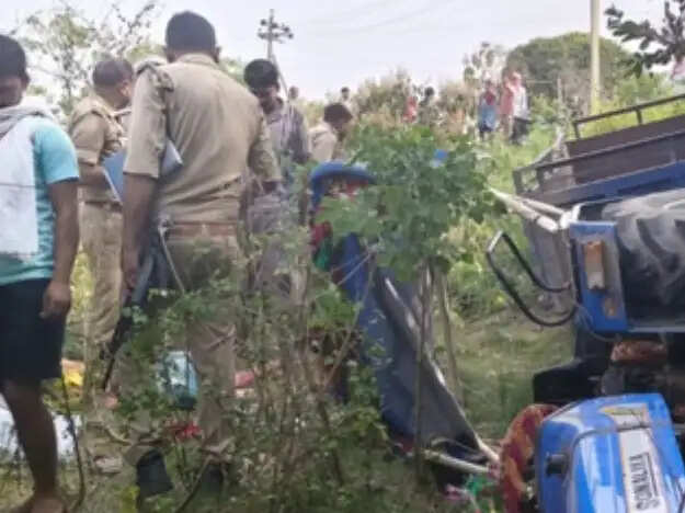 तेज रफ्तार ट्रैक्टर-ट्रॉली के पलटने से मजदूर की मौत, दो घायल