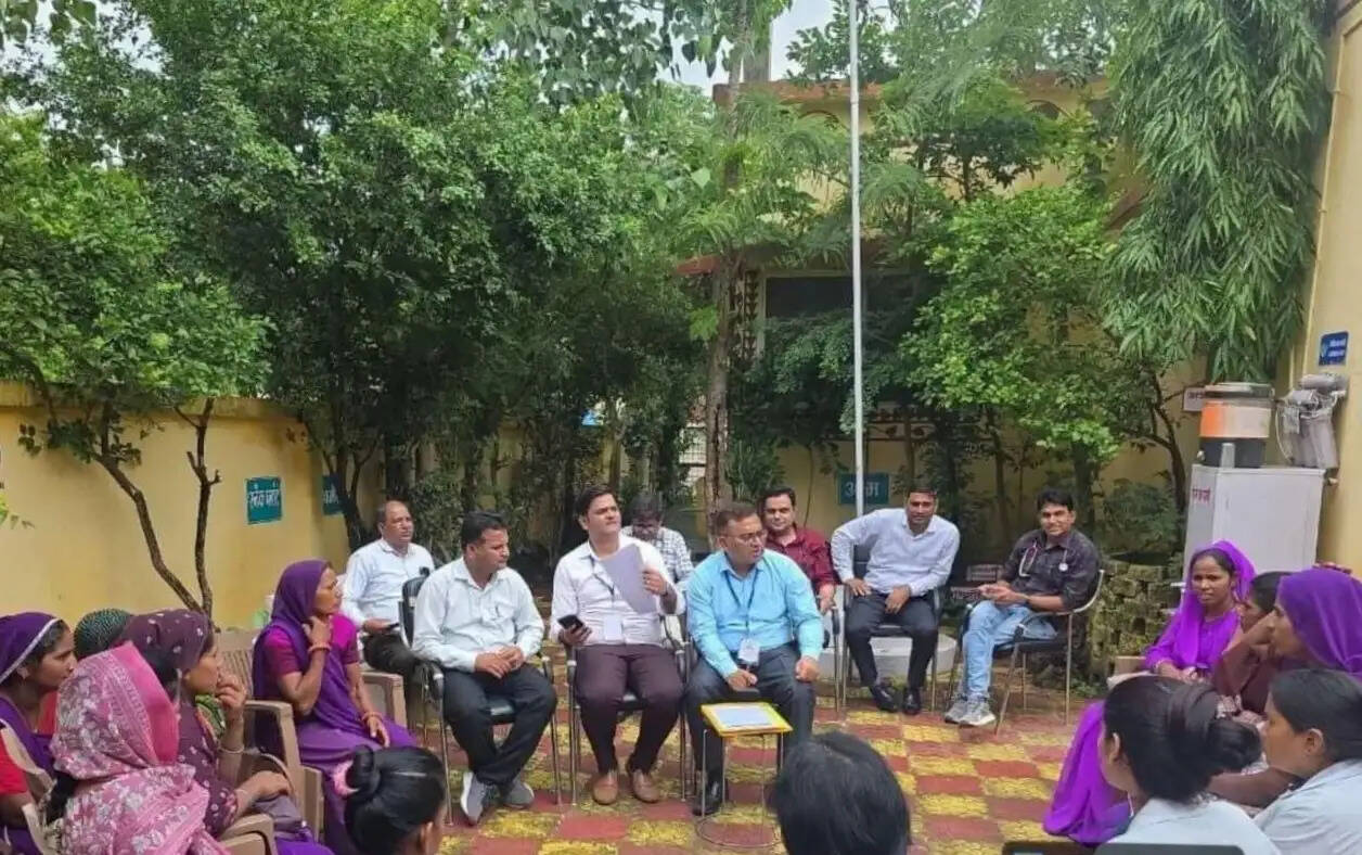 झाबुआ: राष्ट्रीय स्वास्थ्य मिशन की टीम द्वारा की गई नियमित टीकाकरण एवं मीजल्स प्रकोप की विस्तृत समीक्षा