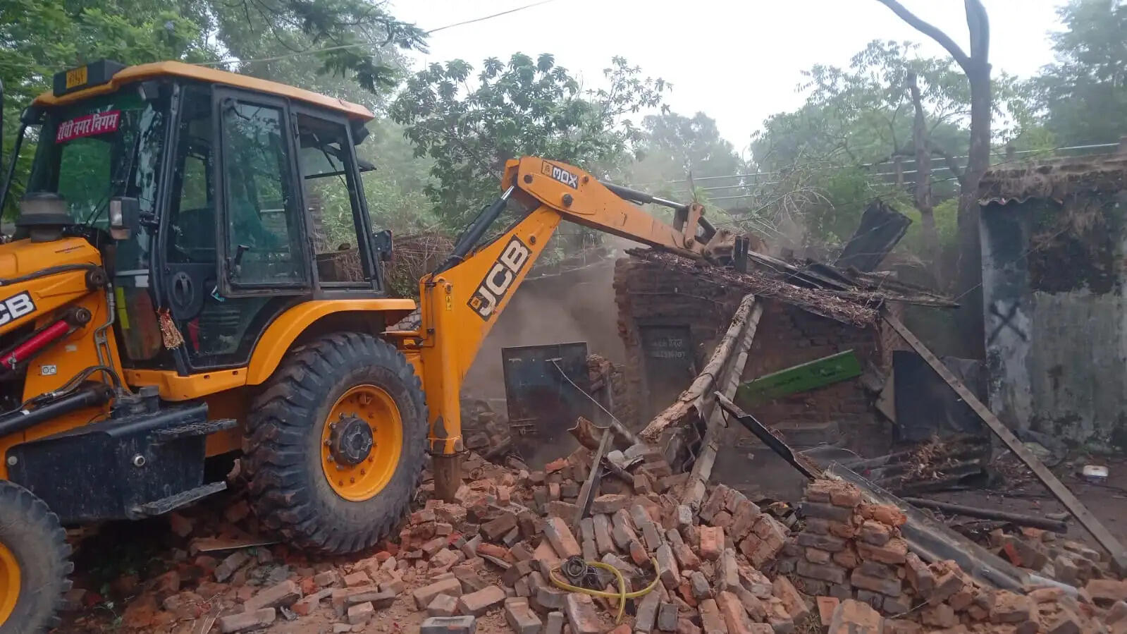 रांची में अतिक्रमण पर चला बुलडोजर, बड़गाई चौक से बुटी स्कूल तक निगम की कार्रवाई