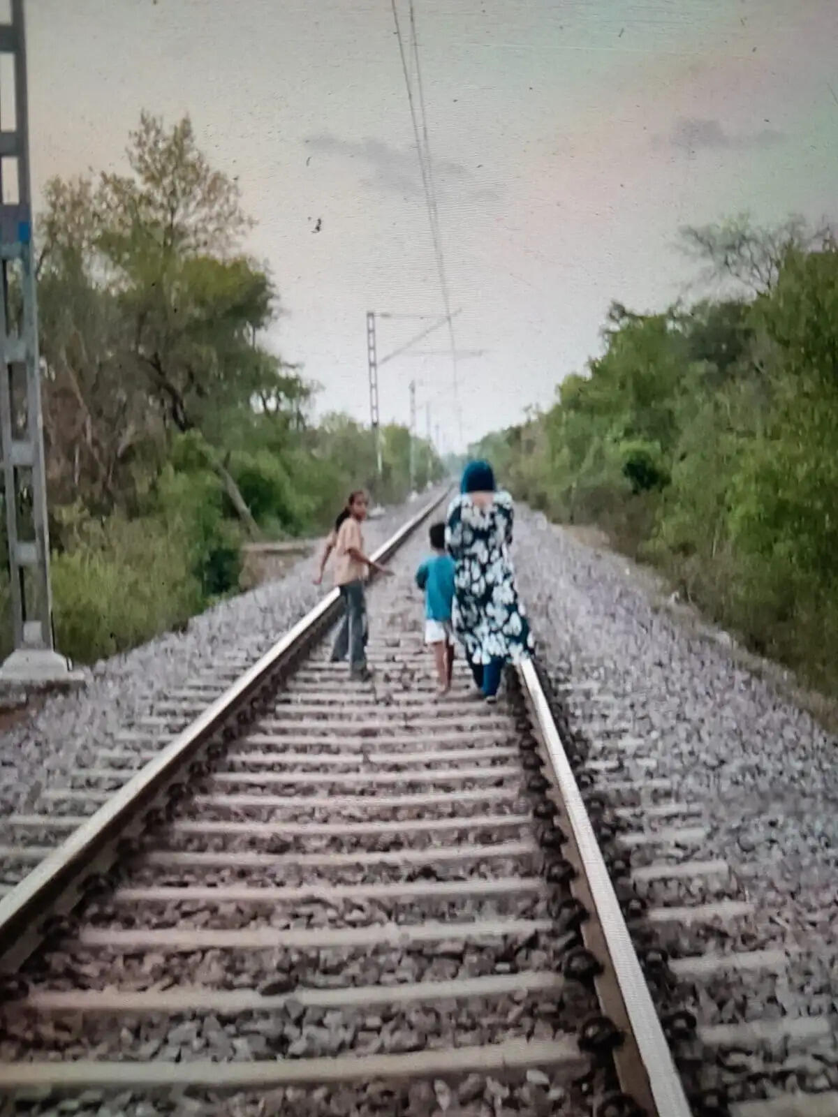 महिला और दो मासूम बच्चों की डायल-112 की तत्परता से बची जान
