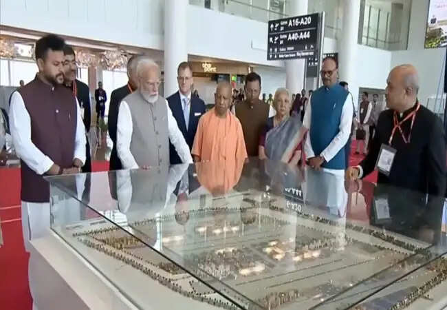 प्रधानमंत्री मोदी ने नोएडा अंतरराष्ट्रीय हवाई अड्डे के प्रथम चरण का किया उद्घाटन