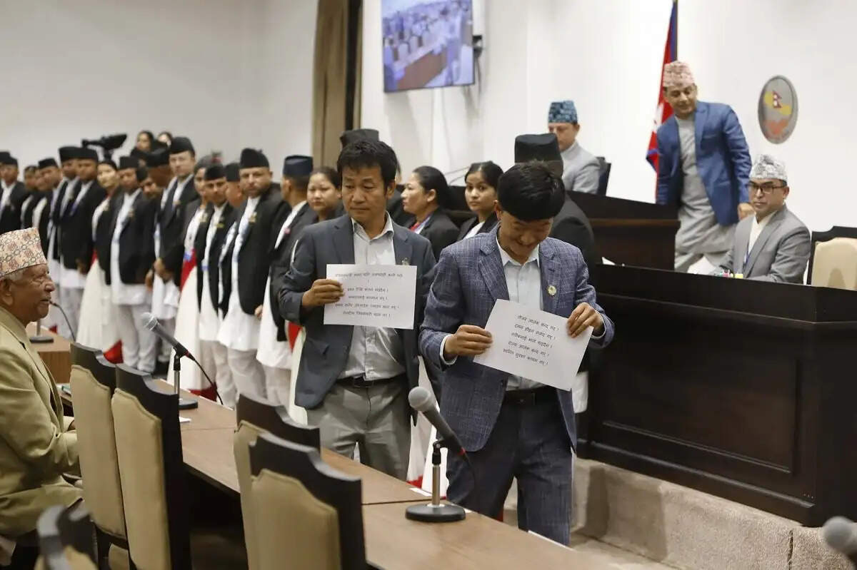 नेपाली संसद में विपक्षी दल का प्लेकार्ड सहित विरोध जारी