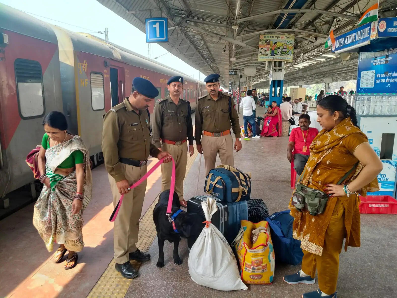 सीवान जंक्शन पर स्वान दस्ता के साथ सघन चेकिंग अभियान