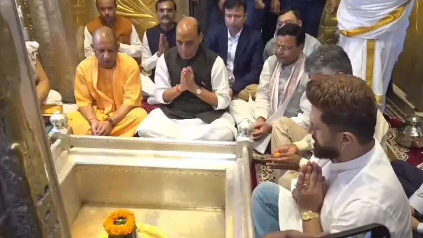 प्रधानमंत्री मोदी के जन्मदिन पर रक्षामंत्री के साथ मुख्यमंत्री योगी ने काशी विश्वनाथ मंदिर में किया अभिषेक